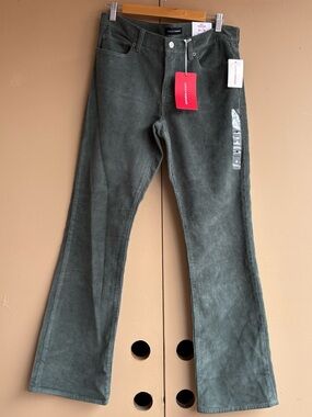 NWT lucky brand green corduroy jeans
Sweet mid rise boot